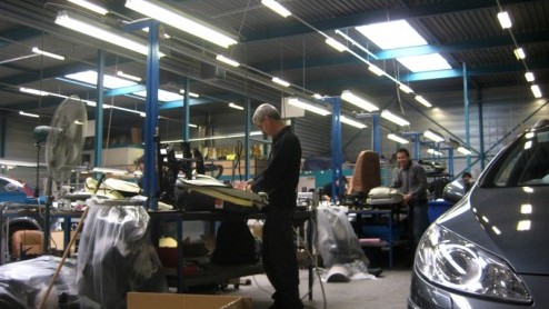Een Toyota Prius, Volvo C30 of Mitsubishi Outlander met lederen bekleding voor de deur staan? Grote kans dat deze langs DK Schweizer is geweest voor een metamorfose van het interieur. Wij namen een ki
