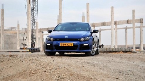 Vanuit het VW-epicentrum in Leusden zet ik in de Scirocco R via de A28 koers richting Utrecht. Eenmaal goed en wel ingevoegd op de snelweg, ontdekt een medeweggebruiker de R en blijft me kilometers