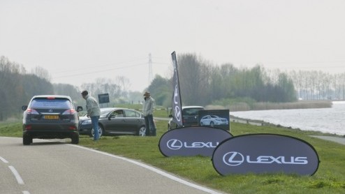 Met Lexus RX450h introduceerde een auto die vragen oproept. Hoe kan een flinke SUV met krap 300 pk onder de kap toch zo zuinig zijn om een A-label te verdienen en voor zakelijk gebruik in aanmerking t
