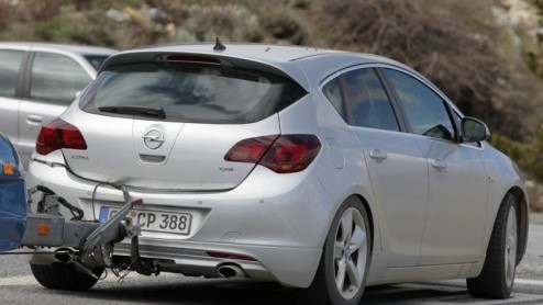 De Opel Astra-familie breidt zich binnen afzienbare tijd uit met de gezinsvriendelijke Sports Tourer en de sportief getinte GSi. Van die laatste hebben we opnieuw beelden beschikbaar waarop het protot