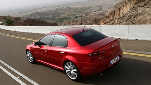 Wie jarig is trakteert! Dus komt Alfa Romeo - die dit jaar 100 jaar bestaat - met de gelimiteerde MiTo en 159 Centenario, aangekleed met extra luxe voor een feestelijke prijs.
