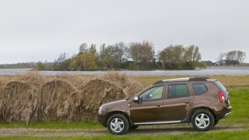 SUV rijden wordt steeds betaalbaarder. Geloof het of niet, maar sinds deze week kun je al voor een bedrag vanaf 13.990 euro hoog boven het overige verkeer uittorenen. En wel in de Dacia Duster. We g