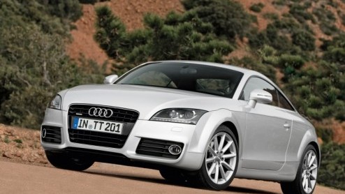 Audi heeft onlangs in Leipzig de opgefriste TT gepresenteerd. Met een bijgewerkte neus voorzien van dagrijverlichting en fijngeslepen motoren nemen de Coup en Cabriolet opnieuw plaats in de showroom.