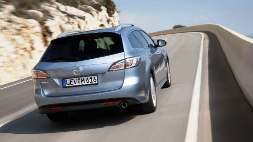Het is even goed kijken, maar de Mazda6 is vernieuwd op 400 punten. Het belangrijkste model van de Japanners gaat zijn tweede levensfase in en is daarom rondom lichtjes bijgepunt. Een belangrijke aanw