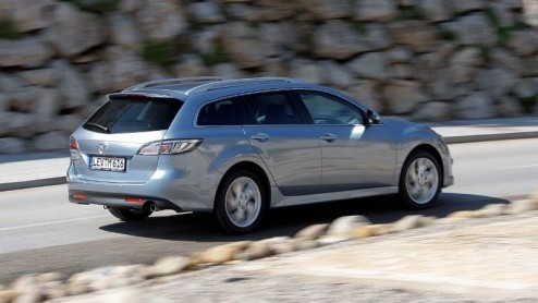 Het is even goed kijken, maar de Mazda6 is vernieuwd op 400 punten. Het belangrijkste model van de Japanners gaat zijn tweede levensfase in en is daarom rondom lichtjes bijgepunt. Een belangrijke aanw