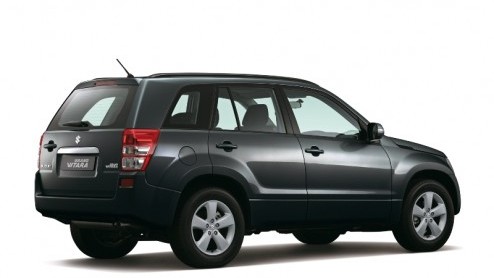 De Suzuki Grand Vitara gaat voortaan zonder reservewiel door het leven. Gewoon, omdat dat meer des SUV is. Daarnaast is het leveringsprogramma op orde gemaakt met een uitrustingsniveau en keuze uit 1