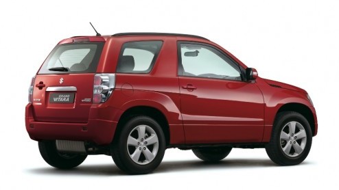 De Suzuki Grand Vitara gaat voortaan zonder reservewiel door het leven. Gewoon, omdat dat meer des SUV is. Daarnaast is het leveringsprogramma op orde gemaakt met een uitrustingsniveau en keuze uit 1