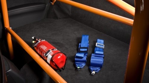 BMW heeft er weer een topsporter bij, de M3 GTS. Hoewel speciaal gebouwd voor het circuit is deze laagvlieger nog altijd street-legal. Dankzij z'n met lichtgewicht materialen afgeslankte postuur, aang
