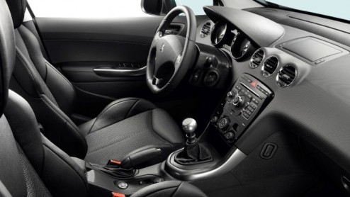 De GTi is terug bij Peugeot! Anno 2010 is het de gespierd uitgedoste 308 GTi met 200 pk sterke turbomotor die de sportievelingen op de weg kan gaan behagen, voor een prijs die net onder de 30 mille li