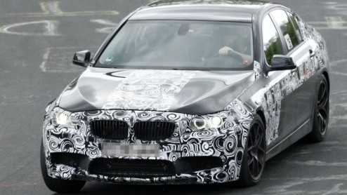 Kort geleden kwam de nieuwe BMW M5 in een spy video voorbij, die aan het opwarmen was voor het serieuze werk. Geen wonder dat de razendsnelle sedan nu in de 'Groene Hel' opnieuw is gesignaleerd. Duide