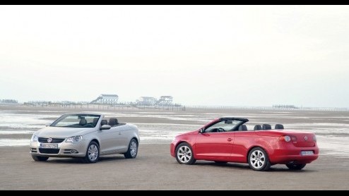 Volkswagen heeft Eos sterk afgeprijsd. Alle uitvoeringen van de vierzits coupe-cabrio worden met meer dan drie mille verlaagd, waardoor de Eos nu vanaf 29.990 euro in de showrooms staat. Daarnaast wor