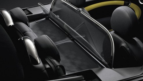 Liever een exclusieve Cabrio? Dan heeft Mini de One Cabrio Anniversary bij de dealer staan. Voorzien van opties 'die je toch al wilde', aldus het merk. De dakloze Brit kost 25.489 euro, en na meer dan