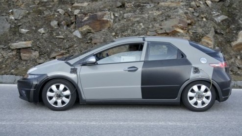 Honda werkt hard aan een nieuwe generatie Civic hatchback. De nieuwe Japanner rijdt zelfs al rond. Een probleem: daar is weinig van te zien, de techneuten gebruiken nog even de carrosserie van het hui