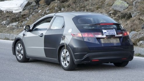 Honda werkt hard aan een nieuwe generatie Civic hatchback. De nieuwe Japanner rijdt zelfs al rond. Een probleem: daar is weinig van te zien, de techneuten gebruiken nog even de carrosserie van het hui