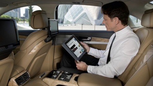 Een beetje zakenman werkt dag in dag uit met internet. De WLAN-Hotspot op de nieuwe Audi A8 maakt een werkdag nog efficinter, dankzij een draadloze internetverbinding via UMTS voor de laptop en smart