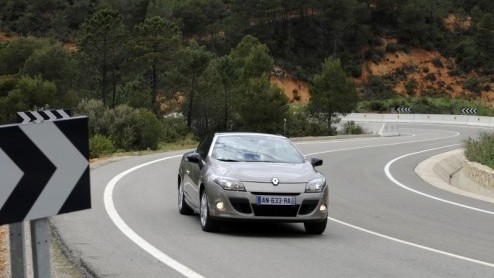Renault maakt de Mgane-familie wel heel luchtig compleet. De zesde en laatste telg van het gamma is namelijk de Coupe-Cabriolet, wederom met inklapbare hardtop en panoramisch glazen dakdeel. Kennisma