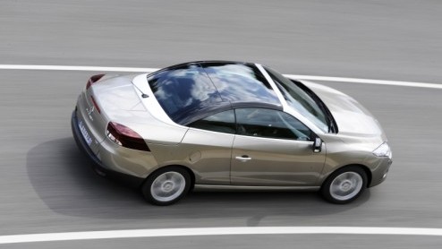 Renault maakt de Mgane-familie wel heel luchtig compleet. De zesde en laatste telg van het gamma is namelijk de Coupe-Cabriolet, wederom met inklapbare hardtop en panoramisch glazen dakdeel. Kennisma