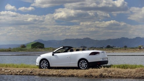 Renault maakt de Mgane-familie wel heel luchtig compleet. De zesde en laatste telg van het gamma is namelijk de Coupe-Cabriolet, wederom met inklapbare hardtop en panoramisch glazen dakdeel. Kennisma