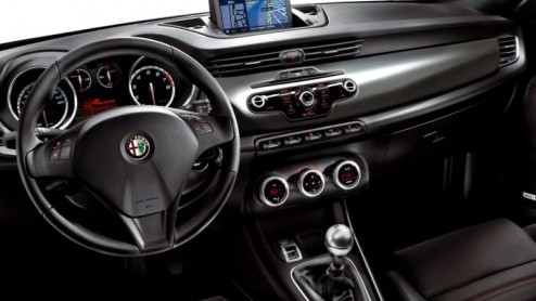 De Alfa Romeo Giulietta staat nog niet bij de Nederlandse dealers maar heeft alvast wel een Euro NCAP botsproef ondergaan. Resultaat: vijf sterren en het meest aantal punten in zijn klasse.