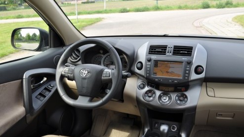 Toyota heeft de RAV4 in korte tijd twee keer gefacelift. Als we het gezegde mogen geloven alle goede dingen in drien is de nieuwste versie dus van alle markten thuis. De importeur stuurde ons op pa