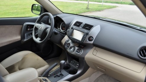 Toyota heeft de RAV4 in korte tijd twee keer gefacelift. Als we het gezegde mogen geloven alle goede dingen in drien is de nieuwste versie dus van alle markten thuis. De importeur stuurde ons op pa