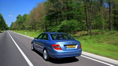De nieuwe Mercedes-Benz C 180 CGI en C 200 CGI BlueEFFICIENCY met handgeschakelde zesbak zijn standaard voorzien van start/stop-techniek. Mede hierdoor zijn beide benzinemotoren 10% zuiniger dan hun v