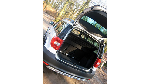 Met angst en beven hebben we uit moeten kijken naar de komst van de Skoda Yeti. Eenmaal uit de doeken bleek het echter een kleine vriendelijke reus, waarmee de Tsjechen inspelen op het nog steeds groe