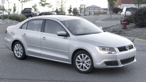 De nieuwe jas van Volkswagen Jetta is af. Nadat de sedan eerder nog volledig gecamoufleerd werd gesignaleerd, mag deze nu wel vrijwel helemaal gezien worden. Daar kan een neplogo in de grille niets aa