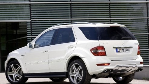 Mercedes-Benz geeft de ML 63 AMG een update. De 510 pk sterke SUV-beul met V8 wordt optisch bijgewerkt met nieuwe details om zijn positie in het segment te verstevigen. De vernieuwing is klein maar fi