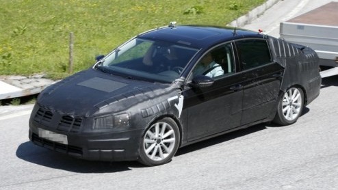 De Volkswagen Passat loopt in zijn huidige vorm alweer vijf jaar mee. Ondanks dat de populaire middenklasser nog altijd goed vertegenwoordigd is in de verkoopstatistieken zijn de Duitsers al in vergev