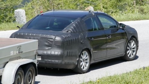 De Volkswagen Passat loopt in zijn huidige vorm alweer vijf jaar mee. Ondanks dat de populaire middenklasser nog altijd goed vertegenwoordigd is in de verkoopstatistieken zijn de Duitsers al in vergev