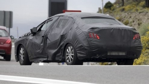 De carrire van de Peugeot 407 loopt ten einde. Zijn opvolger 508 kan een zwaar takenpakket tegemoet zien, de nieuwe Fransoos dient namelijk ook ter vervanging van de 607. Hoe de 508 visueel in het le