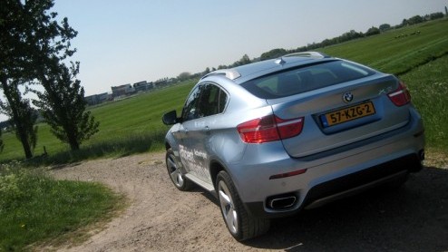 Met de 7-serie en X6 ActiveHybrid heeft BMW onlangs voor het eerst de weg van hybridetechniek bewandeld. En laten we eerlijk wezen, gezien de aanwezigheid van een 4.4 liter V8 biturbo en twee elektrom