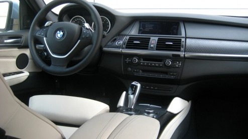 Met de 7-serie en X6 ActiveHybrid heeft BMW onlangs voor het eerst de weg van hybridetechniek bewandeld. En laten we eerlijk wezen, gezien de aanwezigheid van een 4.4 liter V8 biturbo en twee elektrom