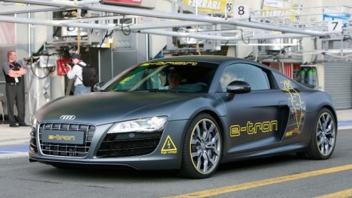 Audi wil op het gebied van elektrisch aangedreven autos leider worden in het premiumsegment. Nog dit jaar komt de Audi Q5 Hybrid op de markt, gevolgd door de Audi A8 Hybrid in 2011. Een jaar later ko