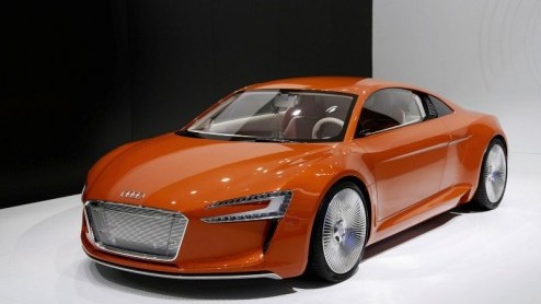 Audi wil op het gebied van elektrisch aangedreven autos leider worden in het premiumsegment. Nog dit jaar komt de Audi Q5 Hybrid op de markt, gevolgd door de Audi A8 Hybrid in 2011. Een jaar later ko