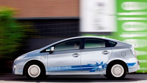 Toyota start in Nederland met tests van de Prius Plug-in Hybrid. Elf proefexemplaren zijn onderdeel van een driejarig onderzoek naar de succeskansen van deze hybride met een stekker op het gebied van 