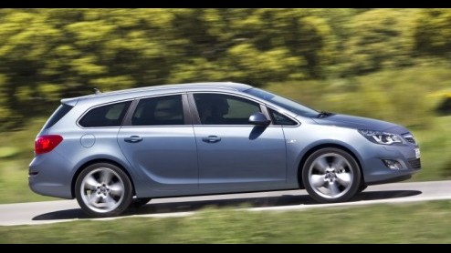 Niet helemaal een verrassing, maar nu wel officieel; nieuwe Opel Astra Sports Tourer. Het kleine broertje van de Insignia ST oogt net zo gestroomlijnd en kan  nog veel belangrijker - maximaal 1550 li