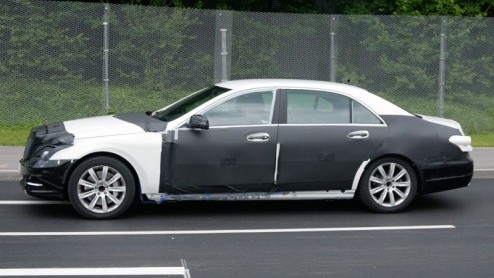 Kondigt deze gecamoufleerde S-Klasse alweer een facelift aan? Nee, Mercedes-Benz heeft al het boek van de volgende generatie opengeslagen. De auto die we hier zien is grotendeels bedoeld als mule, puu