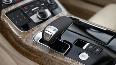 Audi breidt het motorengamma van de nieuwe Audi A8 uit met twee V6-krachtbronnen: de direct ingespoten 3.0 TFSI en de 3.0 TDI met respectievelijk een C- en B-label. De levering van de nieuwe modellen