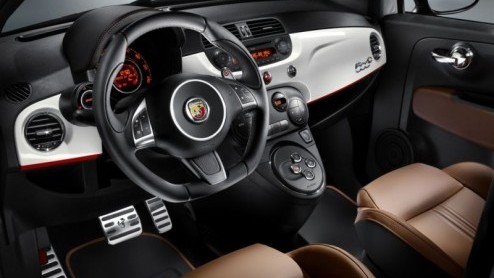 Nu het zomer is heeft Abarth het seizoen in de bol en komt met twee nieuwe modellen; de Abarth Punto Evo en Abarth 500C. Beiden zijn opgevoed met sportiviteit, prestaties en rijplezier als kernwaarden