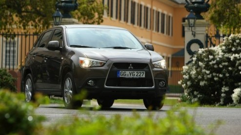 Daar is hij dan, de nieuwe Mitsubishi ASX. Te bezichtigen, bestellen en proef te rijden bij de dealer. Zaken doen kan vanaf 21.499 euro. Momenteel zijn alleen de dieselversies leverbaar, in september 