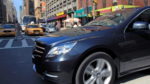 Mercedes heeft de R-klasse in het nieuw gestoken. We reisden af naar New York om de grote kolos in zijn natuurlijke habitat opnieuw te leren kennen. Nota bene in de city that never sleeps met razend