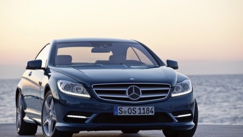 Mercedes-Benz vernieuwt de CL-Klasse op subtiele wijze, met nieuwe, scherp gesneden accenten aan de carrosserie . Met de komst van een nieuwe direct ingespoten V8 biturbo motor maakt de luxe tweedeurs