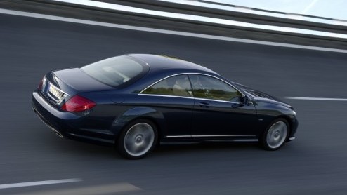 Mercedes-Benz vernieuwt de CL-Klasse op subtiele wijze, met nieuwe, scherp gesneden accenten aan de carrosserie . Met de komst van een nieuwe direct ingespoten V8 biturbo motor maakt de luxe tweedeurs