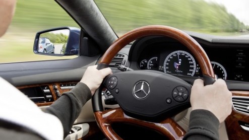 Mercedes-Benz vernieuwt de CL-Klasse op subtiele wijze, met nieuwe, scherp gesneden accenten aan de carrosserie . Met de komst van een nieuwe direct ingespoten V8 biturbo motor maakt de luxe tweedeurs
