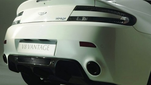 Aston Martin heeft een nieuwe, speciale versie van de V8 Vantage ontwikkeld. Deze op de autosport geinspireerde 'N420' kreeg er geen pk's bij maar is wel lichter en extra sportief uitgevoerd.