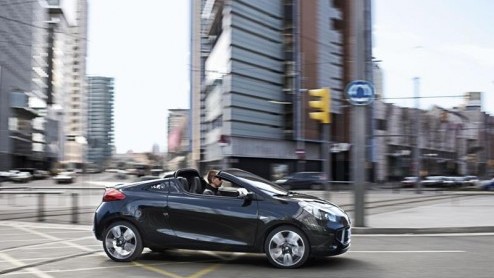 Eind september maakt de nieuwe Renault Wind zijn opwachting. Het leveringsprogramma van de coup roadster is overzichtelijk; er komen drie uitrustingsniveaus en twee motoren. De vanafprijs blijft net