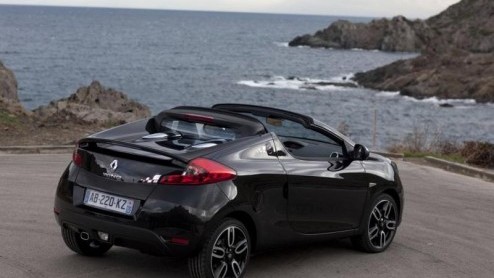 Eind september maakt de nieuwe Renault Wind zijn opwachting. Het leveringsprogramma van de coup roadster is overzichtelijk; er komen drie uitrustingsniveaus en twee motoren. De vanafprijs blijft net