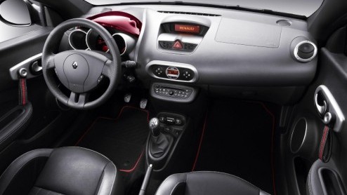 Eind september maakt de nieuwe Renault Wind zijn opwachting. Het leveringsprogramma van de coup roadster is overzichtelijk; er komen drie uitrustingsniveaus en twee motoren. De vanafprijs blijft net
